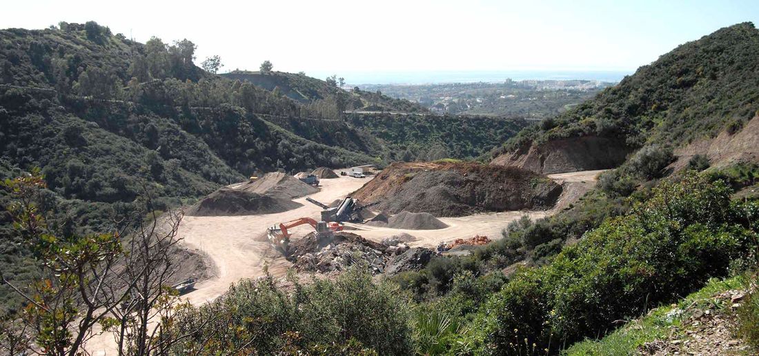 Grupo Nebralejo S.L. camión cargando tierra