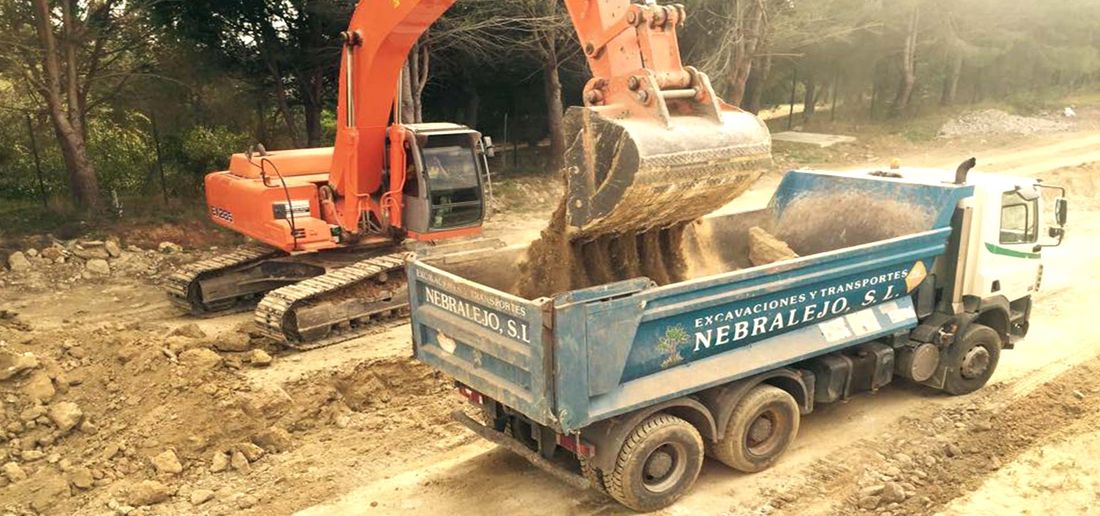 Grupo Nebralejo S.L. camión cargando tierra